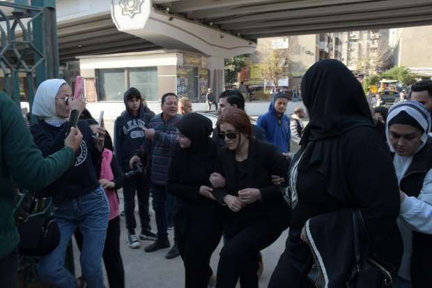 تعاطف الجمهور مع صغيرة حلمي بكر... ظهرت مع شقيقها لتلقي نظرة الوداع على والدها